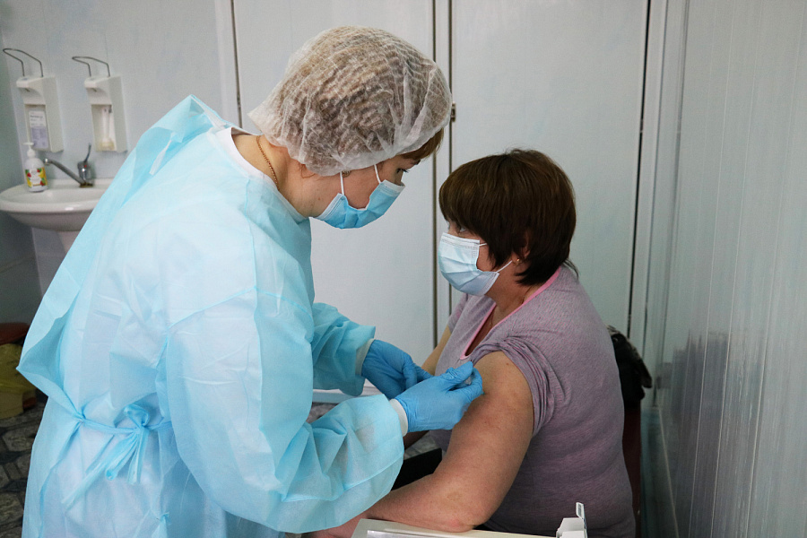 На «КАМАЗе» первым компонентом вакцины «Спутник V» привились 19 тысяч человек 