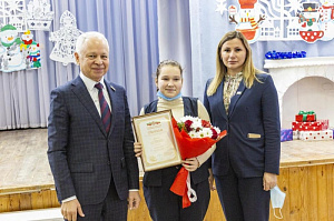Топ-менеджер «КАМАЗа» вручил челнинским школьницам дипломы республиканского конкурса
